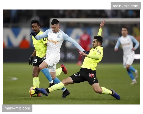 现场直击：马赛主场对阵葡萄牙体育，狂热球迷营造恐怖氛围