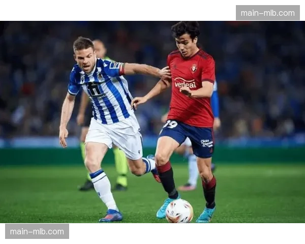 实时快讯：奥萨苏纳球员抗议，认为一次关键的对抗中自己被误判犯规，VAR介入复查。