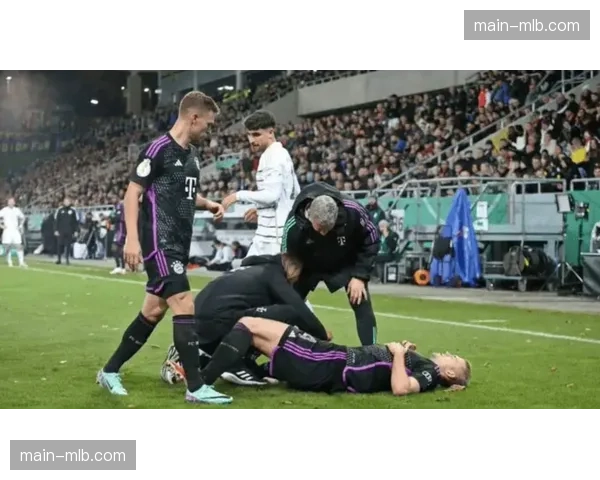 官方：拜仁慕尼黑后卫德利赫特内收肌受伤，预计缺席三周